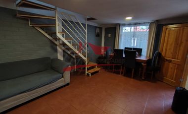 Casa Dos Pisos Ampliada con 6 Dormitorios, 1 Baño, Villa Los Adobes IV, Comuna de Quilicura.