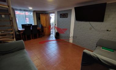 Casa Dos Pisos Ampliada con 6 Dormitorios, 1 Baño, Villa Los Adobes IV, Comuna de Quilicura.