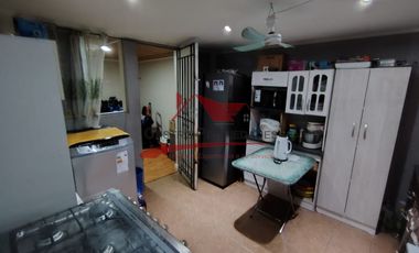 Casa Dos Pisos Ampliada con 6 Dormitorios, 1 Baño, Villa Los Adobes IV, Comuna de Quilicura.