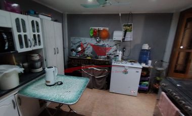 Casa Dos Pisos Ampliada con 6 Dormitorios, 1 Baño, Villa Los Adobes IV, Comuna de Quilicura.