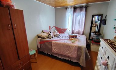 Casa Dos Pisos Ampliada con 6 Dormitorios, 1 Baño, Villa Los Adobes IV, Comuna de Quilicura.