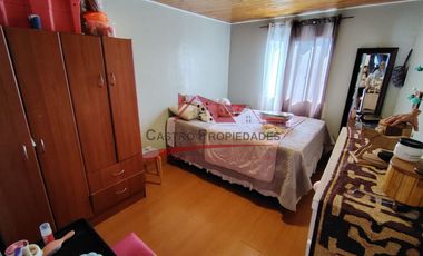 Casa Dos Pisos Ampliada con 6 Dormitorios, 1 Baño, Villa Los Adobes IV, Comuna de Quilicura.
