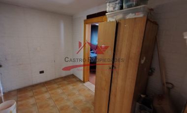 Casa Dos Pisos Ampliada con 6 Dormitorios, 1 Baño, Villa Los Adobes IV, Comuna de Quilicura.