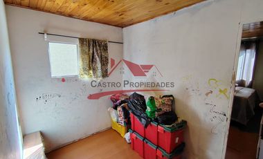 Casa Dos Pisos Ampliada con 6 Dormitorios, 1 Baño, Villa Los Adobes IV, Comuna de Quilicura.