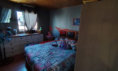 Casa Dos Pisos Ampliada con 6 Dormitorios, 1 Baño, Villa Los Adobes IV, Comuna de Quilicura.