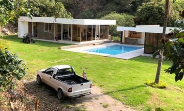Dos casas en un terreno en venta, en Yunguilla