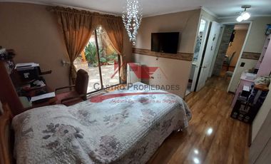 Espectacular Casa de Dos Pisos con 4 Dormitorios, 3 Baños, Villa Los Cantaros, Comuna de Quilicura.
