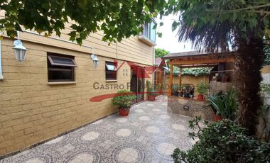 Espectacular Casa de Dos Pisos con 4 Dormitorios, 3 Baños, Villa Los Cantaros, Comuna de Quilicura.