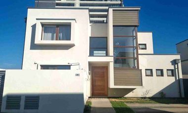 Arriendo casa amoblada y sin amoblar en condominio Cataluña