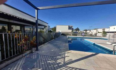 Arriendo casa amoblada y sin amoblar en condominio Cataluña