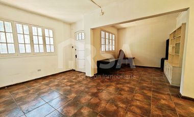 GRAN CASA DE DOS PISOS, 4 DORMITORIOS Y DOS BAÑOS, CALLE SAN ALFONSO 1658, SANTIAGO