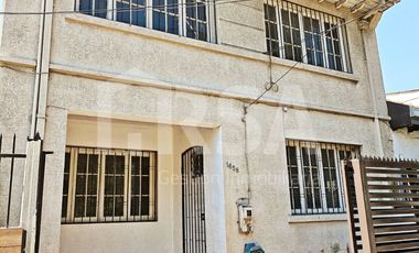 GRAN CASA DE DOS PISOS, 4 DORMITORIOS Y DOS BAÑOS, CALLE SAN ALFONSO 1658, SANTIAGO