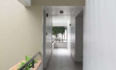A un Paso del Centro Financiero y del Golf: Depa FULL Amoblado de 60 m² con 1 Dormitorio y Cochera. Vista Externa