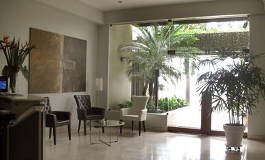 A un Paso del Centro Financiero y del Golf: Depa FULL Amoblado de 60 m² con 1 Dormitorio y Cochera. Vista Externa