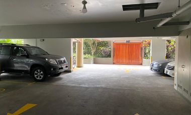 A un Paso del Centro Financiero y del Golf: Depa FULL Amoblado de 60 m² con 1 Dormitorio y Cochera. Vista Externa