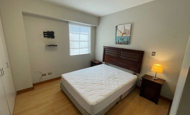 A un Paso del Centro Financiero y del Golf: Depa FULL Amoblado de 60 m² con 1 Dormitorio y Cochera. Vista Externa