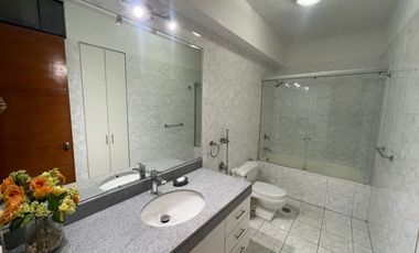A un Paso del Centro Financiero y del Golf: Depa FULL Amoblado de 60 m² con 1 Dormitorio y Cochera. Vista Externa