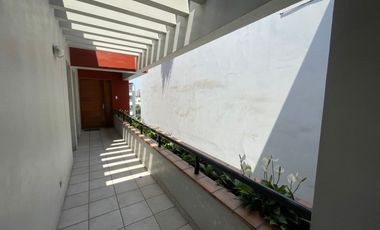 A un Paso del Centro Financiero y del Golf: Depa FULL Amoblado de 60 m² con 1 Dormitorio y Cochera. Vista Externa