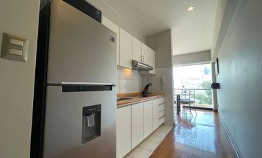 A un Paso del Centro Financiero y del Golf: Depa FULL Amoblado de 60 m² con 1 Dormitorio y Cochera. Vista Externa