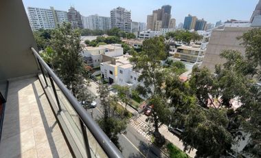 A un Paso del Centro Financiero y del Golf: Depa FULL Amoblado de 60 m² con 1 Dormitorio y Cochera. Vista Externa