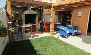 Hermosa Casa Dos Pisos Aislada, 4 Dormitorios, 3 Baños, Microbarrio El Alba Campino 3, Comuna de Quilicura.