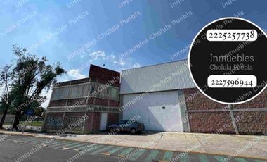 Nave industrial con subestación eléctrica, luz trifásica en toda la bodega, baños para empleados y colaboradores, oficinas administrativas con baño, comedor, tapanco, área de trabajo, ubicada junto a la unidad deportiva Volkswagen en la recta a Cholula antes de periférico.