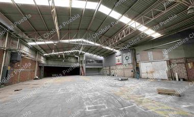Nave industrial con subestación eléctrica, luz trifásica en toda la bodega, baños para empleados y colaboradores, oficinas administrativas con baño, comedor, tapanco, área de trabajo, ubicada junto a la unidad deportiva Volkswagen en la recta a Cholula antes de periférico.