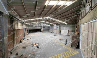 Nave industrial con subestación eléctrica, luz trifásica en toda la bodega, baños para empleados y colaboradores, oficinas administrativas con baño, comedor, tapanco, área de trabajo, ubicada junto a la unidad deportiva Volkswagen en la recta a Cholula antes de periférico.