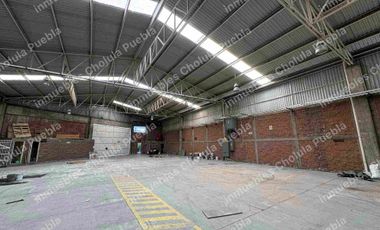 Nave industrial con subestación eléctrica, luz trifásica en toda la bodega, baños para empleados y colaboradores, oficinas administrativas con baño, comedor, tapanco, área de trabajo, ubicada junto a la unidad deportiva Volkswagen en la recta a Cholula antes de periférico.