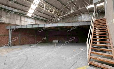 Nave industrial con subestación eléctrica, luz trifásica en toda la bodega, baños para empleados y colaboradores, oficinas administrativas con baño, comedor, tapanco, área de trabajo, ubicada junto a la unidad deportiva Volkswagen en la recta a Cholula antes de periférico.