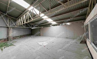 Nave industrial con subestación eléctrica, luz trifásica en toda la bodega, baños para empleados y colaboradores, oficinas administrativas con baño, comedor, tapanco, área de trabajo, ubicada junto a la unidad deportiva Volkswagen en la recta a Cholula antes de periférico.