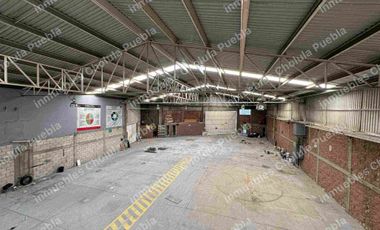 Nave industrial con subestación eléctrica, luz trifásica en toda la bodega, baños para empleados y colaboradores, oficinas administrativas con baño, comedor, tapanco, área de trabajo, ubicada junto a la unidad deportiva Volkswagen en la recta a Cholula antes de periférico.
