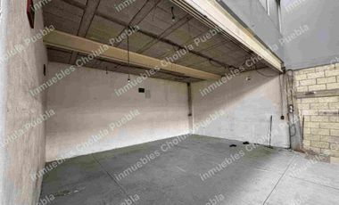 Nave industrial con subestación eléctrica, luz trifásica en toda la bodega, baños para empleados y colaboradores, oficinas administrativas con baño, comedor, tapanco, área de trabajo, ubicada junto a la unidad deportiva Volkswagen en la recta a Cholula antes de periférico.
