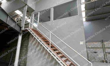 Nave industrial con subestación eléctrica, luz trifásica en toda la bodega, baños para empleados y colaboradores, oficinas administrativas con baño, comedor, tapanco, área de trabajo, ubicada junto a la unidad deportiva Volkswagen en la recta a Cholula antes de periférico.