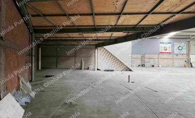 Nave industrial con subestación eléctrica, luz trifásica en toda la bodega, baños para empleados y colaboradores, oficinas administrativas con baño, comedor, tapanco, área de trabajo, ubicada junto a la unidad deportiva Volkswagen en la recta a Cholula antes de periférico.