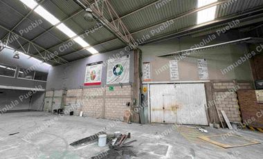 Nave industrial con subestación eléctrica, luz trifásica en toda la bodega, baños para empleados y colaboradores, oficinas administrativas con baño, comedor, tapanco, área de trabajo, ubicada junto a la unidad deportiva Volkswagen en la recta a Cholula antes de periférico.