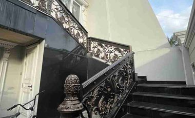 Jual Cepat Rumah Mewah & Esklusif Interior Eropa Siap Huni Juga Strategis di Taman Palem Lestari Jakarta Barat