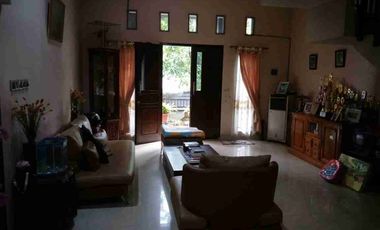 Dijual rumah cantik 2 lantai harga murah di Griya Depok Asri