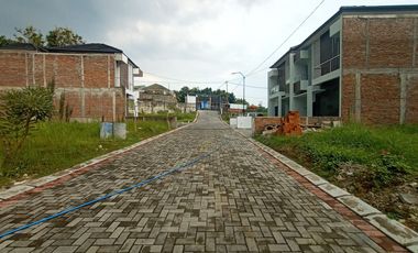 DIJUAL CEPAT RUMAH 2 LANTAI DALAM CLUSTER LOKASI GAMPING SLEMAN DEKAT UMY