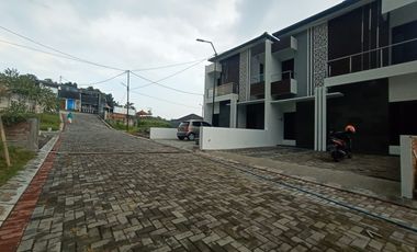 DIJUAL CEPAT RUMAH 2 LANTAI DALAM CLUSTER LOKASI GAMPING SLEMAN DEKAT UMY