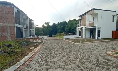 DIJUAL CEPAT RUMAH 2 LANTAI DALAM CLUSTER LOKASI GAMPING SLEMAN DEKAT UMY