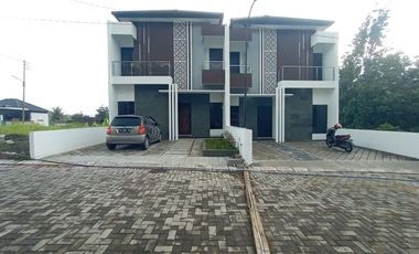 DIJUAL CEPAT RUMAH 2 LANTAI DALAM CLUSTER LOKASI GAMPING SLEMAN DEKAT UMY
