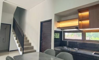 DIJUAL CEPAT RUMAH 2 LANTAI DALAM CLUSTER LOKASI GAMPING SLEMAN DEKAT UMY