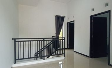 DIJUAL CEPAT RUMAH 2 LANTAI DALAM CLUSTER LOKASI GAMPING SLEMAN DEKAT UMY