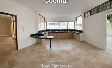 Amplia casa en alquiler Santa Cecilia - 4 dorm., 4 baños, piscina y parqueo 6 vehículos