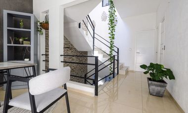 Casa de 3 Niveles en Puerto Vallarta / Mojoneras - Espacio, comodidad y plusvalía