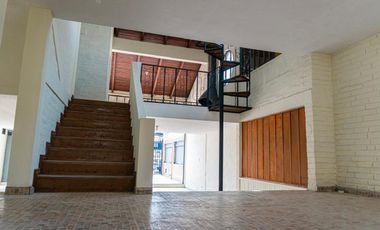 CASA EN VENTA, SECTOR EL INCA, VIA PRINCIPAL