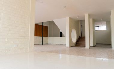 CASA EN VENTA, SECTOR EL INCA, VIA PRINCIPAL