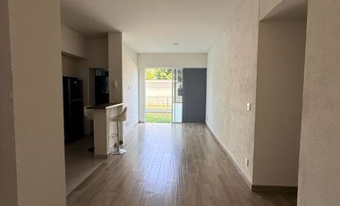 Departamento en planta baja con amplio jardin