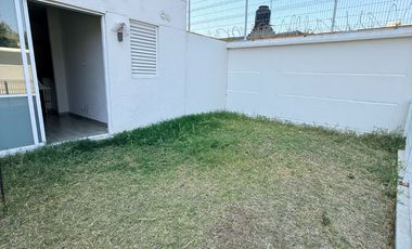 Departamento en planta baja con amplio jardin